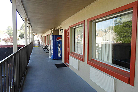 Econo Lodge Balcony 450×300