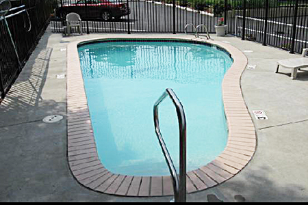 Econo Lodge Pool 450×300