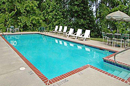 Econo Lodge Pottery Pool 450×300