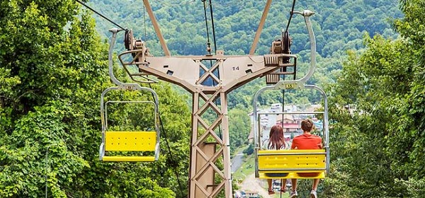 Gatlinburg_obbergatlinburg_couple_650x330px