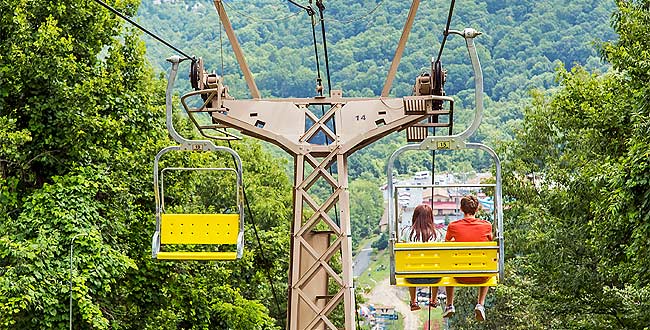 Gatlinburg_obbergatlinburg_couple_650x330px