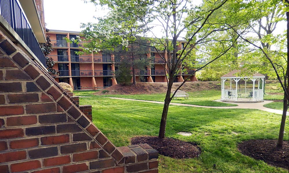 Fort_Magruder_Hotel_Conference_Center_Exterior_03