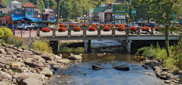 The-little-pigeon-river-in-gatlinburg-tennessee-on-october-6-2013