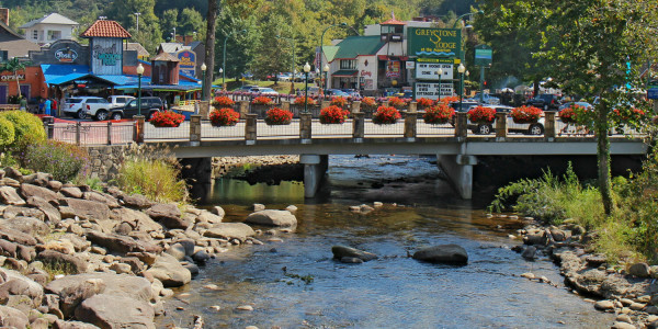 The-little-pigeon-river-in-gatlinburg-tennessee-on-october-6-2013