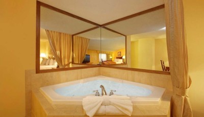 Quality Inn-Pigeon Forge  Jacuzzi Bath