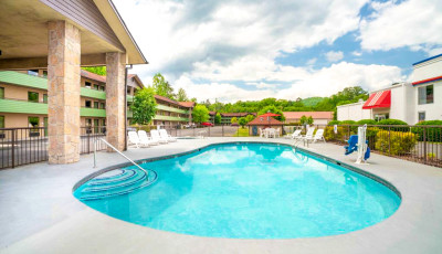 Evergreen-mountain-lodge-room-pool